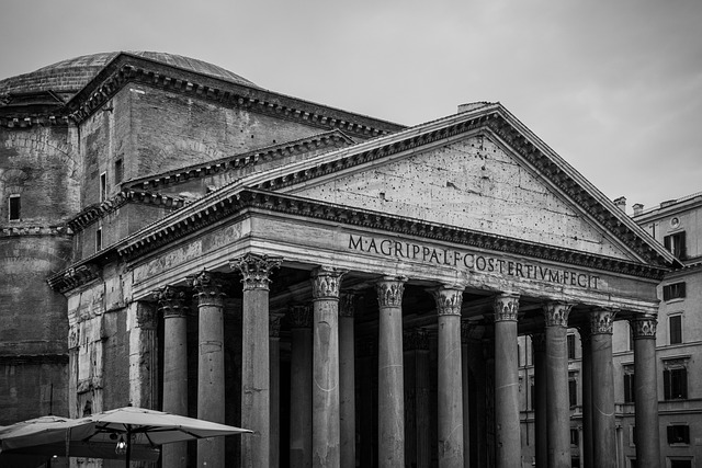 Fachada imponente do Panteão de Roma em preto e branco, colunas coríntias monumentais, frontão clássico com inscrição latina MAGRIPPALFCOSTERTIVMFECIT, arquitetura greco-romana antiga simbolizando tradição jurídica, iluminação natural difusa, fotografia documental dramática